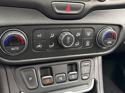 Used 2019 GMC Terrain Denali w/ Advanced Safety Package AWD/4WD image 17