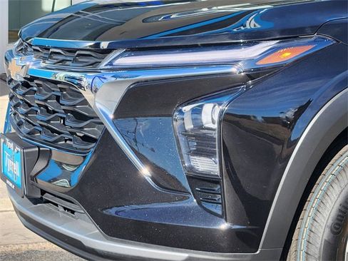 Used 2025 Chevrolet Trax LT image 8