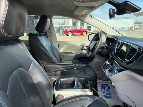 Used 2024 Chrysler Pacifica Touring-L image 2