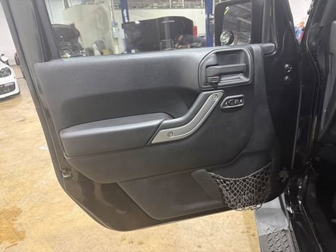 Used 2011 Jeep Wrangler Unlimited Sahara w/ Connectivity Group AWD/4WD image 23