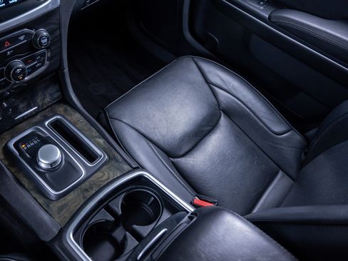 Used 2018 Chrysler 300 Limited image 23
