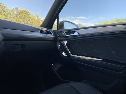 Used 2023 Volkswagen Tiguan SE R-Line image 30