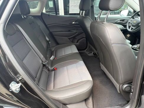 Used 2025 Chevrolet Trax LT w/ Sunroof Package FWD image 18