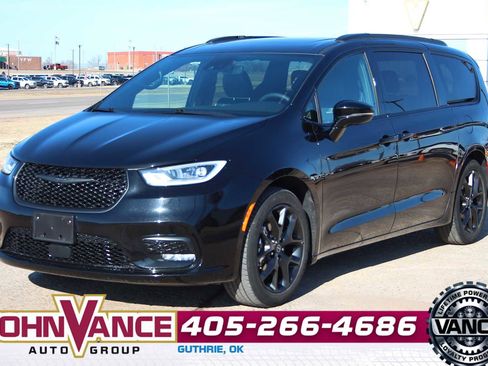 Used 2025 Chrysler Pacifica Limited image 5