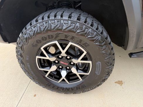 Used 2024 GMC Canyon AT4X AWD/4WD image 11