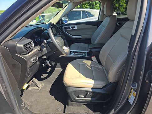 Used 2022 Ford Explorer XLT w/ Equipment Group 202A AWD/4WD image 11