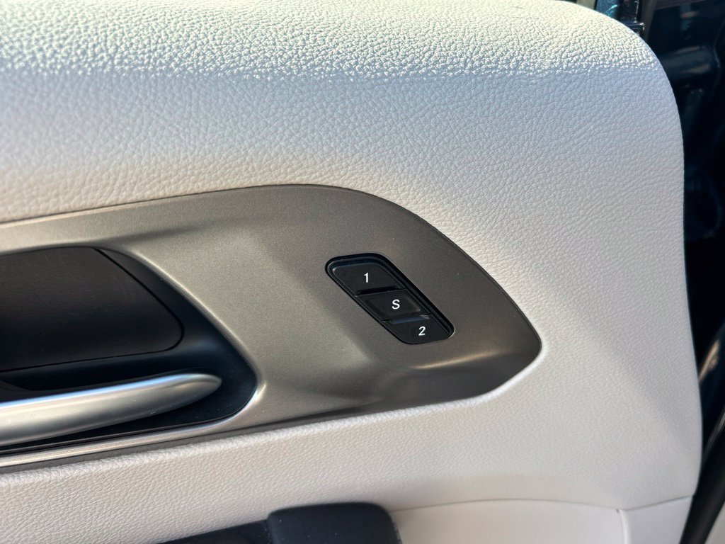 Used 2023 Chrysler Pacifica Touring-L w/ Uconnect Theater Family Group AWD/4WD image 11