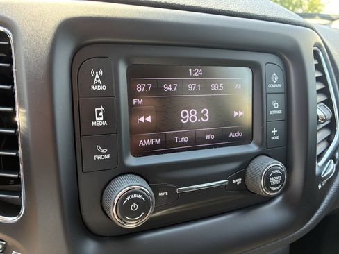 Used 2018 Jeep Compass Latitude w/ Safe & Security Group AWD/4WD image 16