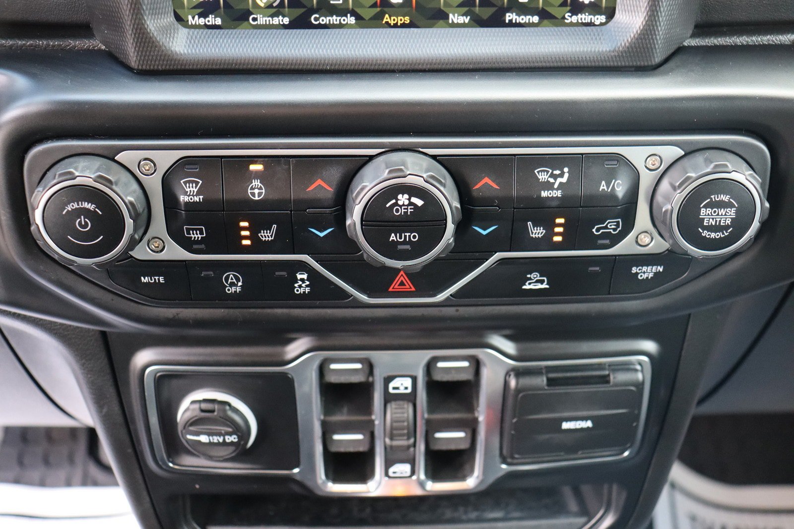 Used 2022 Jeep Wrangler Unlimited Sahara w/ Cold Weather Group AWD/4WD image 33