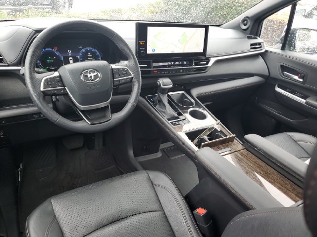 Used 2025 Toyota Sienna Limited AWD/4WD image 10