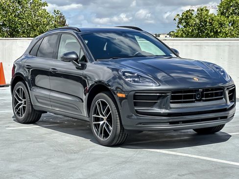 Certified 2023 Porsche Macan AWD/4WD image 10