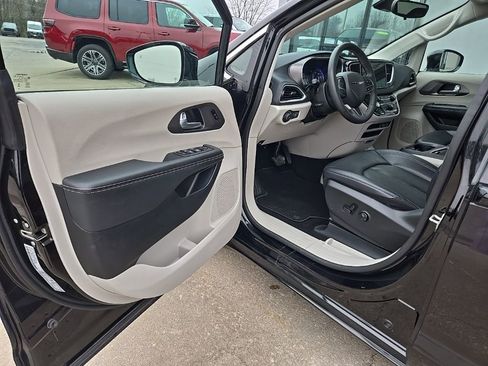 Used 2024 Chrysler Pacifica Touring-L image 28