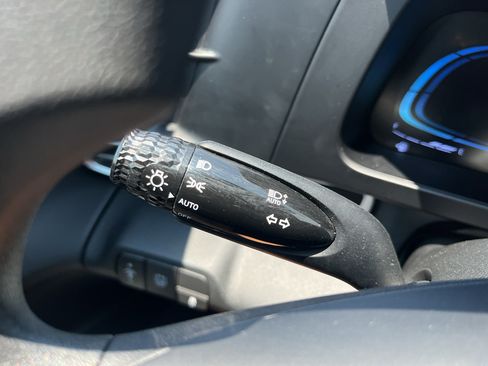 Used 2025 Hyundai Elantra Hybrid FWD image 16
