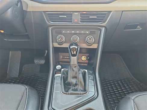 Used 2022 Volkswagen Taos SE w/ Panoramic Sunroof Package image 11