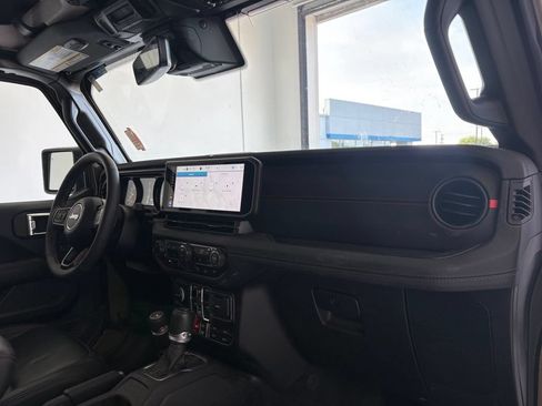 Used 2025 Jeep Gladiator Rubicon AWD/4WD image 40
