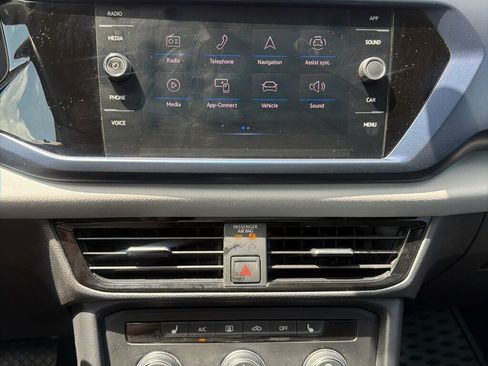 Used 2022 Volkswagen Taos SE w/ Panoramic Sunroof Package image 17