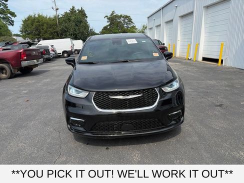 Used 2025 Chrysler Pacifica Select FWD image 2