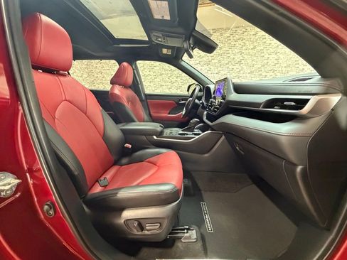 Used 2023 Toyota Highlander XSE FWD image 9