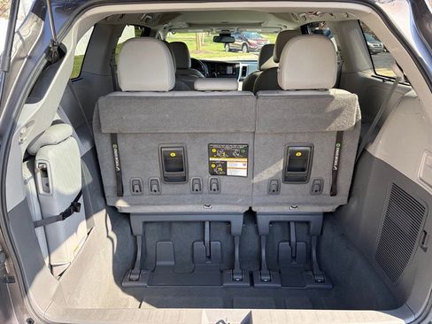 Used 2020 Toyota Sienna XLE w/ XLE Navigation Package image 17