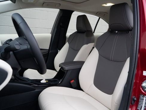 Used 2025 Toyota Corolla XLE image 5