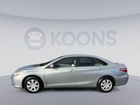 Used 2017 Toyota Camry LE image 2