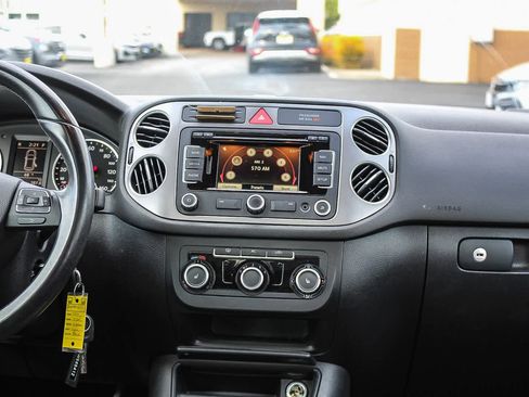 Used 2011 Volkswagen Tiguan SE image 19