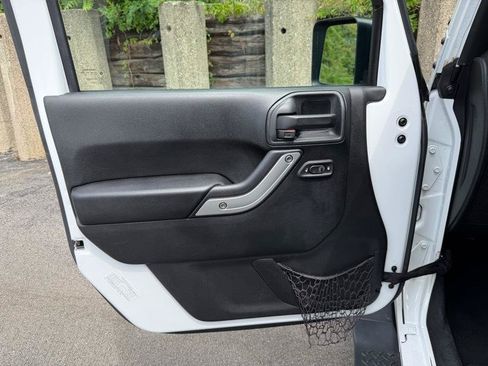 Used 2016 Jeep Wrangler Unlimited Sahara w/ Connectivity Group AWD/4WD image 17