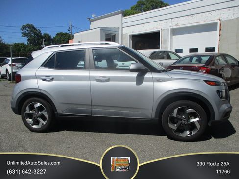 Used 2022 Hyundai Venue SEL w/ Cargo Package FWD image 4