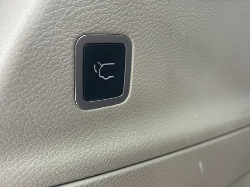 Used 2023 Chrysler Pacifica Limited FWD image 9