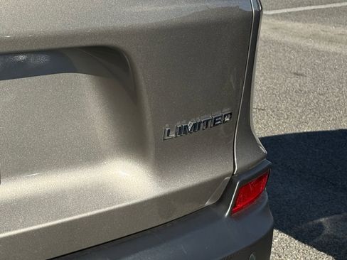 Used 2019 Jeep Cherokee Limited w/ Technology Group image 8