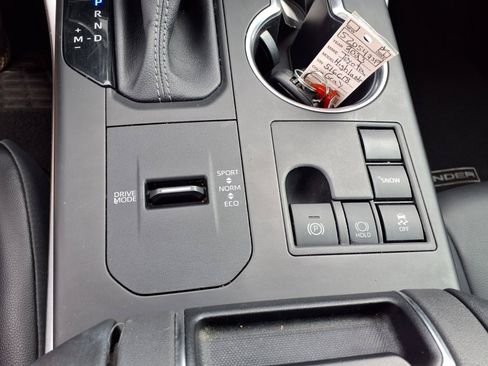 Used 2023 Toyota Highlander XLE FWD image 10