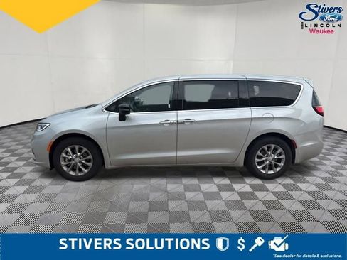 Used 2026 Chrysler Pacifica Limited FWD image 10