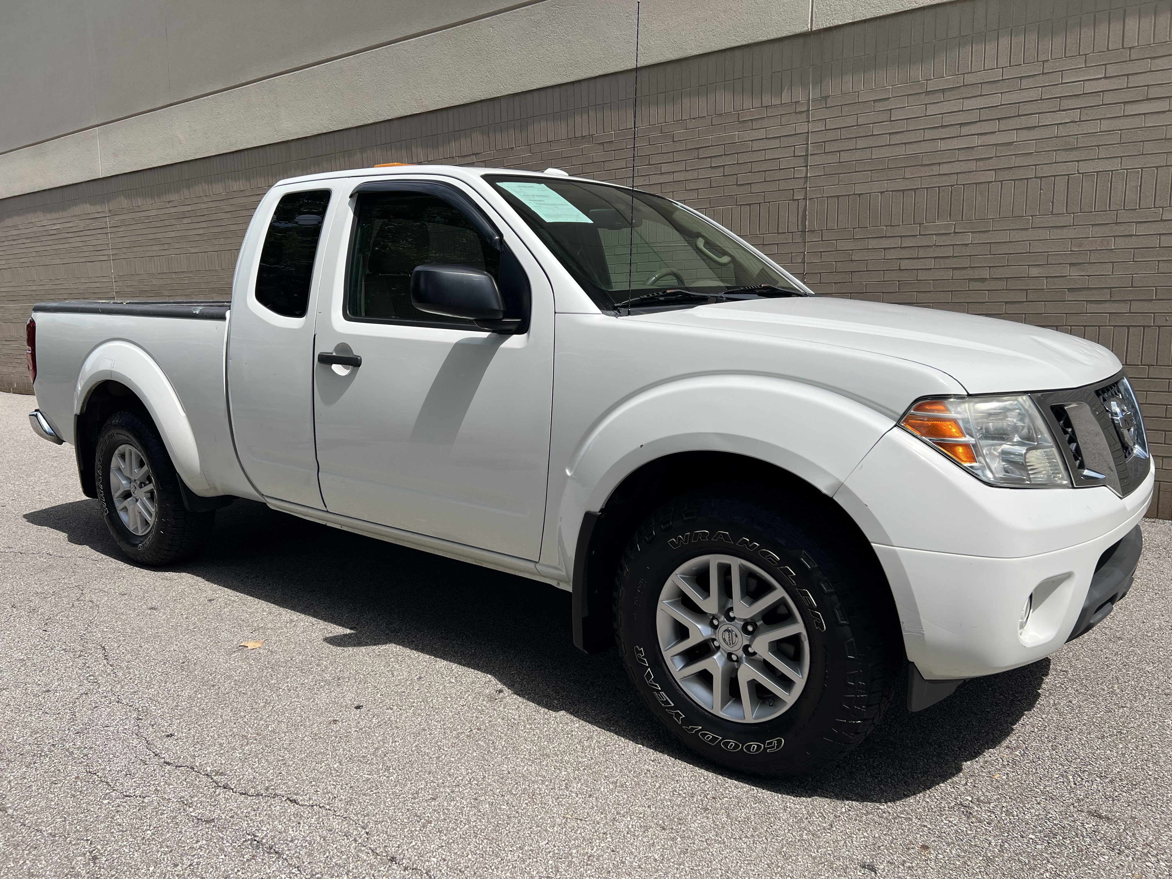 Used 2014 Nissan Frontier SV w/ SV Value Truck Package AWD/4WD image 11