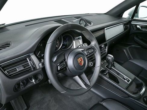 Certified 2026 Porsche Macan AWD/4WD image 4