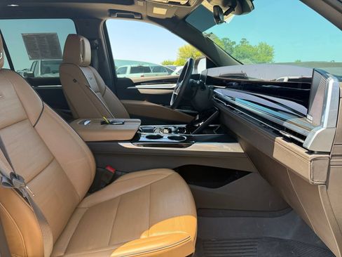 Used 2025 Cadillac Escalade Premium Luxury AWD/4WD image 43