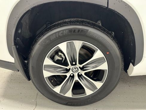Used 2025 Toyota Highlander XLE image 71