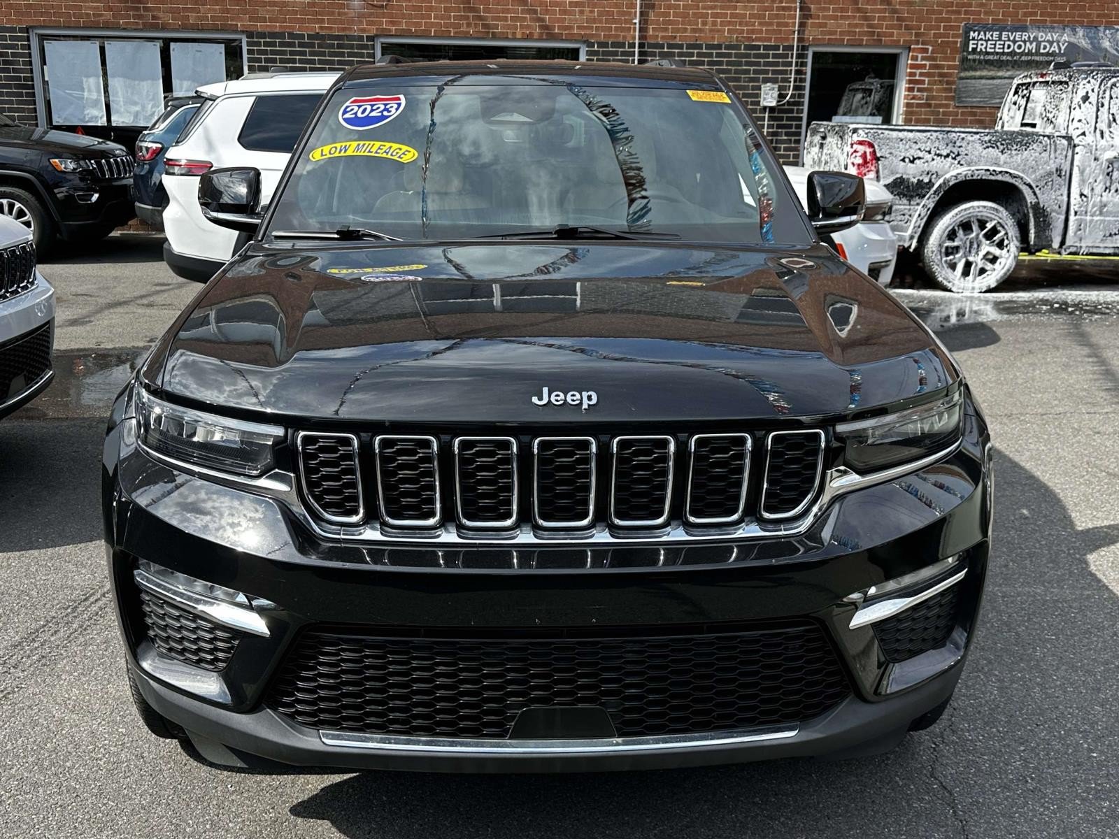 Used 2023 Jeep Grand Cherokee Limited AWD/4WD image 7