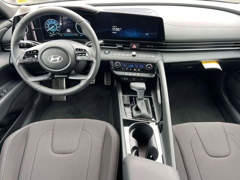 Used 2025 Hyundai Elantra SEL FWD image 11