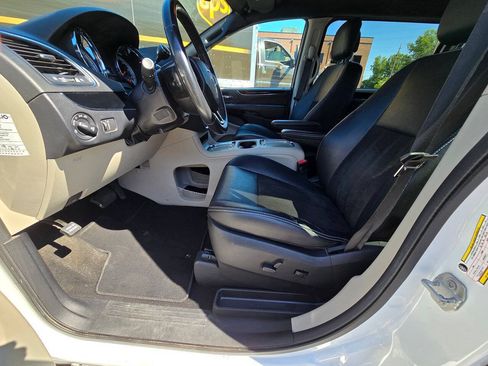 Used 2019 Dodge Grand Caravan SXT FWD image 16
