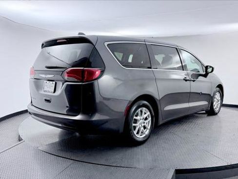 Used 2017 Chrysler Pacifica Touring FWD image 8