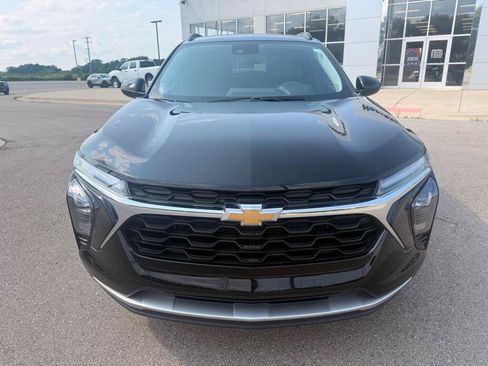 Used 2025 Chevrolet Trax LT FWD image 8
