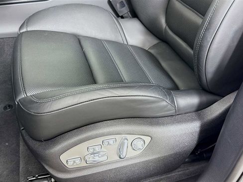 Certified 2025 Porsche Macan T image 13