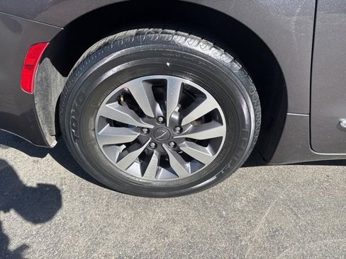 Certified 2021 Chrysler Pacifica Limited image 28