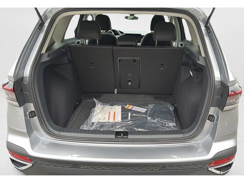 New 2026 Volkswagen Taos SE FWD image 10