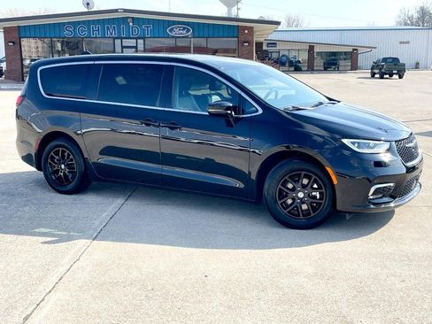 Used 2025 Chrysler Pacifica Select image 3