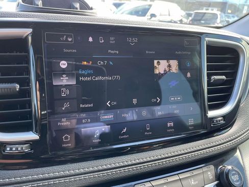 Used 2022 Chrysler Pacifica Touring-L image 14