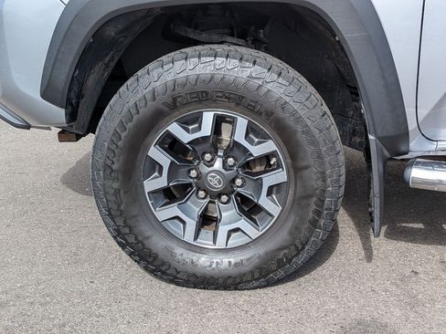 Used 2017 Toyota Tacoma SR5 AWD/4WD image 13