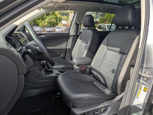 Used 2018 Volkswagen Tiguan SEL AWD/4WD image 26