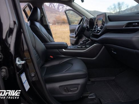 Used 2021 Toyota Highlander XLE image 16