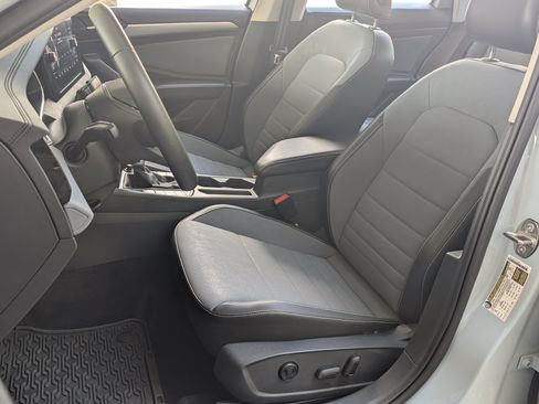 Used 2025 Volkswagen Jetta SE w/ Sunroof Package FWD image 17